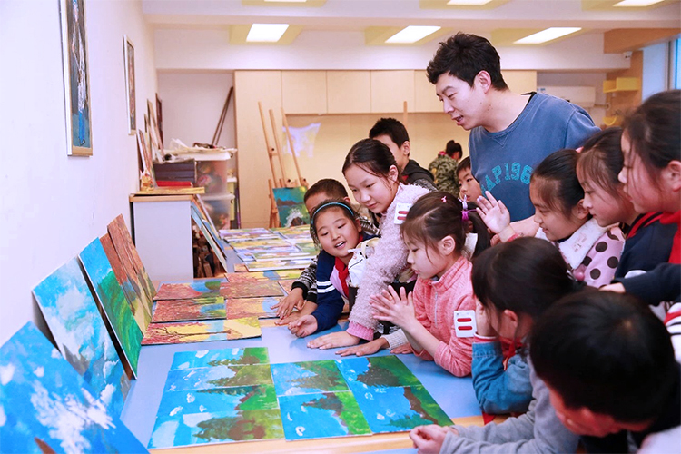灯市口小学美术课学生绘画活动实景，锦连环学校文化建设