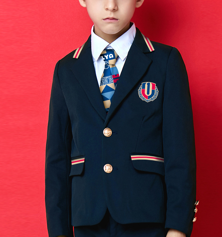 波利亚外国语学校学生身着深蓝西装校服,胸前U形校徽与领带,校服设计实拍