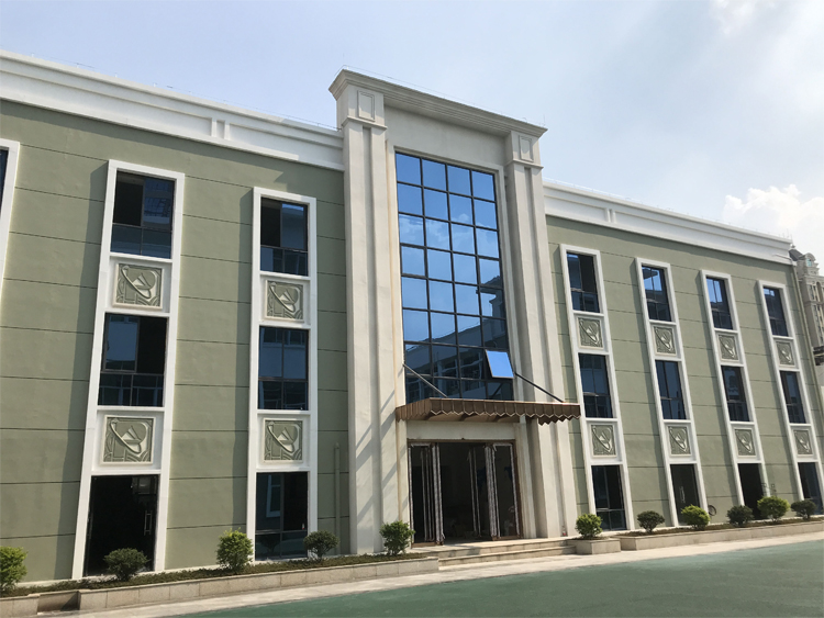 东莞市波利亚外国语学校灰色教学楼建筑外观，现代学院气派的校园环境