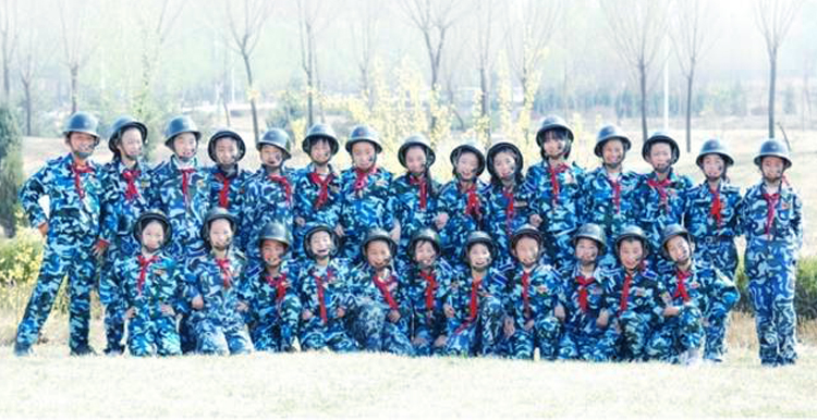 育鹰小学少年军校学生身着迷彩军训服外出集体合影