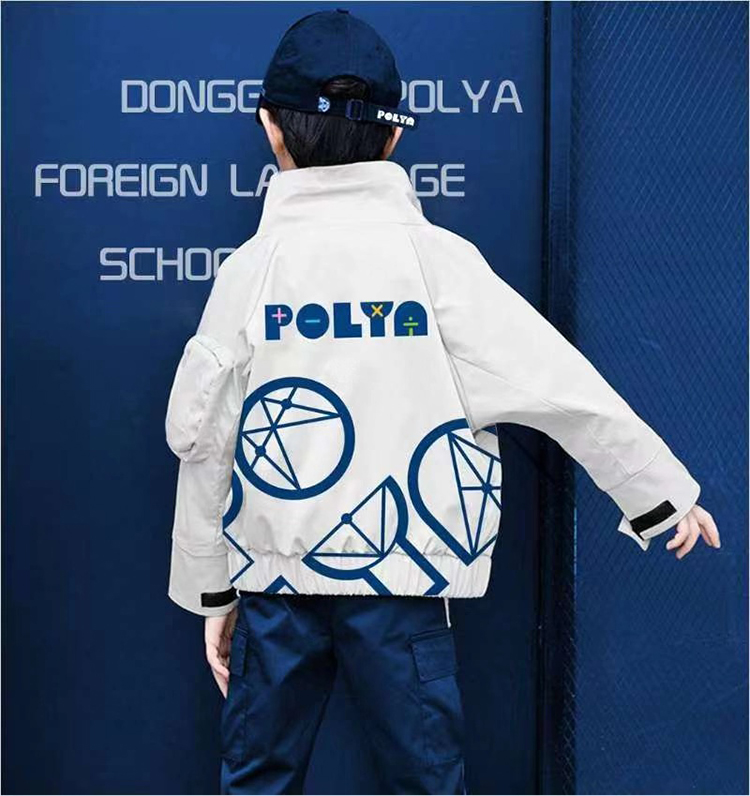 学生身穿波利亚外国语学校白色校服外套,背部印几何图形与POLYA字样