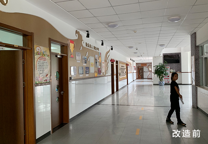 清河第四小学教学楼走廊改造前实景，墙面陈旧、缺乏文化主题的普通校园通道