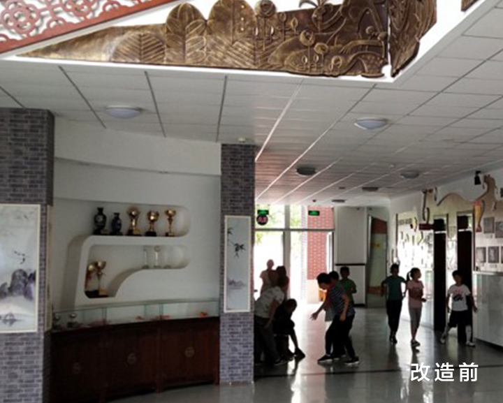 清河第四小学公共空间改造前实景，陈设老旧、风格单调的原始校园室内场景