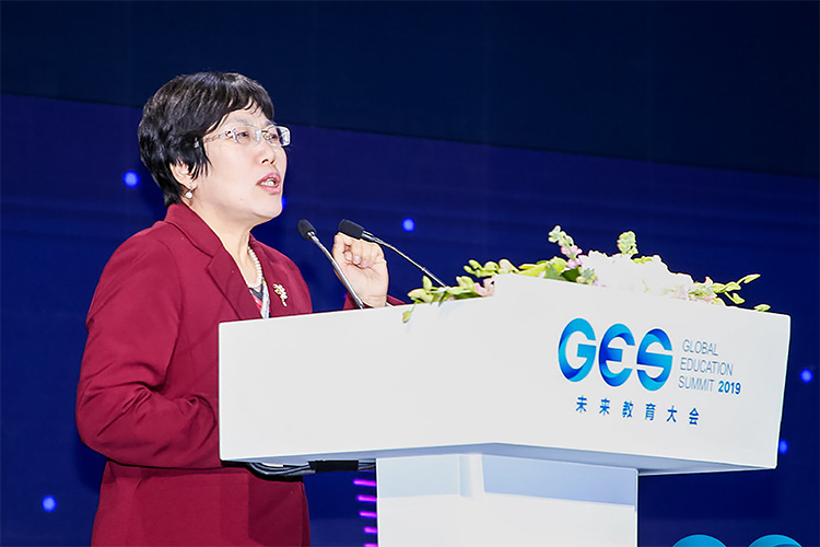 2019未来教育大会现场，一位女嘉宾在GES讲台发表未来教育主题演讲