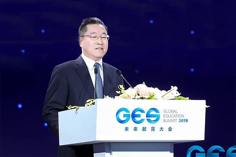 2019未来教育大会现场，一位男嘉宾在GES讲台分享教育创新观点