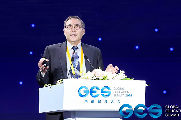 2019未来教育大会现场，一位男嘉宾在GES讲台分享未来教育趋势