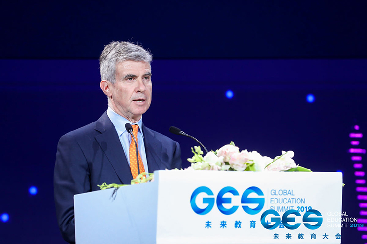 2019未来教育大会现场，一位外籍嘉宾在GES讲台发表演讲