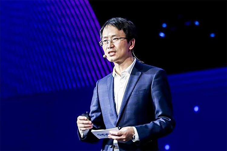 2019未来教育大会现场，一位嘉宾在舞台上发表教育主题演讲
