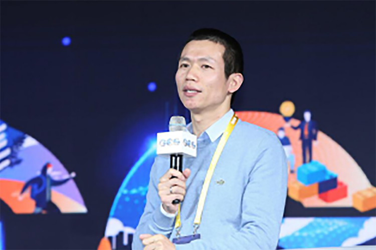 2019未来教育大会现场，一位嘉宾手持话筒分享教育实践经验