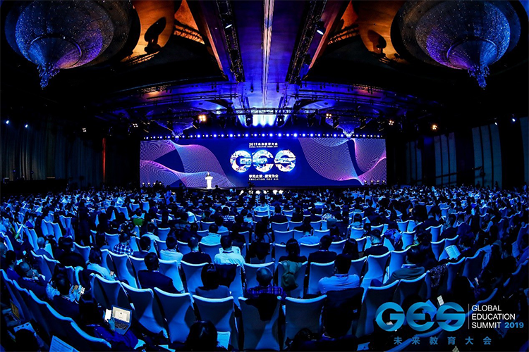 2019未来教育大会会场全景，台下满座观众与GES舞台主视觉