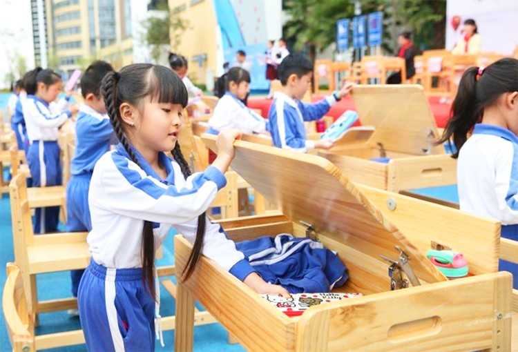 深圳市龙华区实验学校课堂实景，身穿蓝色校服的学生在教室开展活动