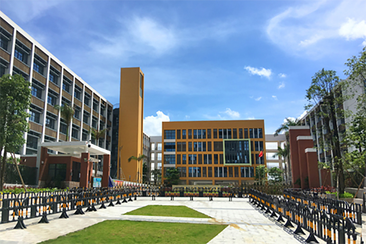 深圳龙华实验学校教学楼实景,现代化校园建筑与绿化环境