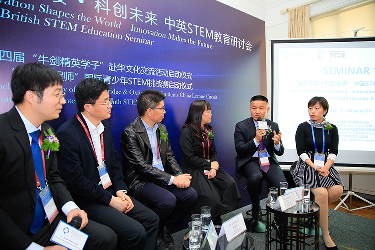 锦连环团队与深圳龙华实验学校开展特色定位调研座谈,多位人员围坐交流