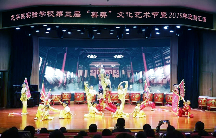 深圳龙华实验学校文化艺术节演出现场,学生在舞台上表演节目