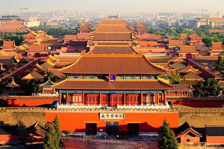 故宫博物院俯瞰实景，金色琉璃瓦宫殿建筑群，呼应其标志的文化底蕴