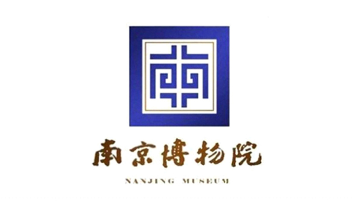 南京博物院蓝色印章式标志，负形隐含中字呼应国立中央博物院传承的LOGO设计