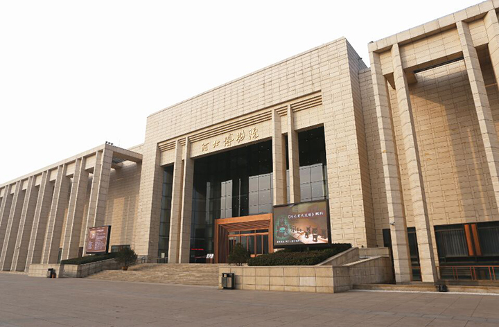 河北博物院建筑实景，现代石材立面与立柱结构的场馆外观