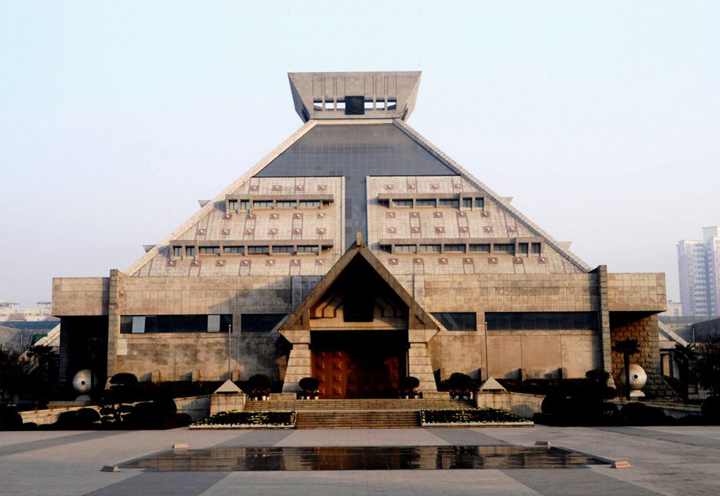 河南博物院建筑实景，仿古观象台金字塔造型的场馆外观