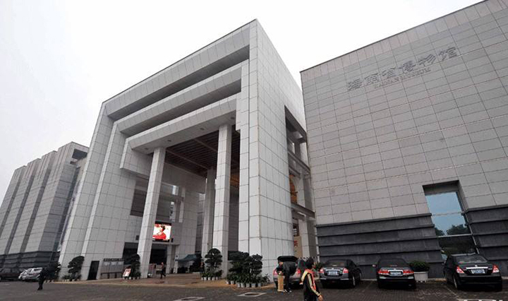 海南省博物馆建筑实景，灰色石材几何体块的现代场馆外观