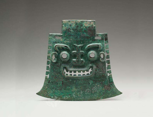 山东博物馆镇馆之宝商代亚醜钺青铜礼器，正面兽面纹饰实物特写