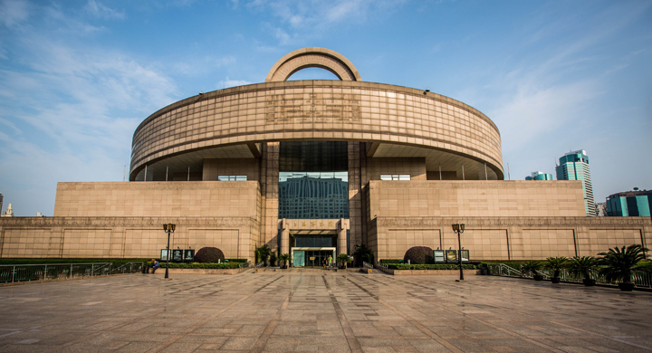 上海博物馆建筑实景，天圆地方圆顶方体造型的场馆外观