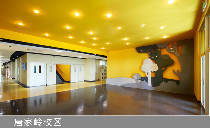红英小学唐家岭校区黄色公共空间走廊，搭配长颈鹿墙绘，阳光岛室内文化建设