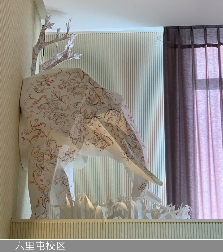 红英小学六里屯校区枯枝造型长颈鹿艺术雕塑，七大长老艺术呈现校园环境建设