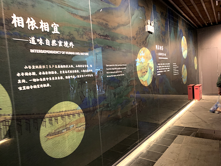 世园会展馆深色展墙，相像相宜道法自然主题图文，讲述植物与自然的生存智慧