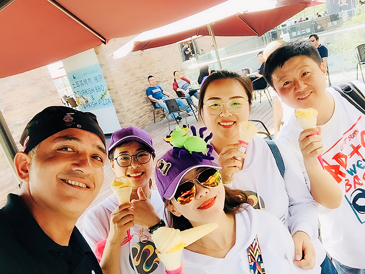 锦连环团队成员佩戴趣味面具自拍合影，旅途欢乐，青春活力满满