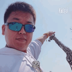 锦连环团队成员手持自拍杆做戏剧表情自拍，旅途轻松欢乐