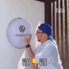 锦连环成员手持印有品牌标识的白色圆牌道具自拍，展示团队形象