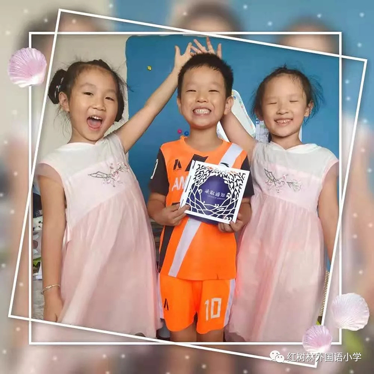 三名身着园服的孩子手举红树林录取通知书的合影