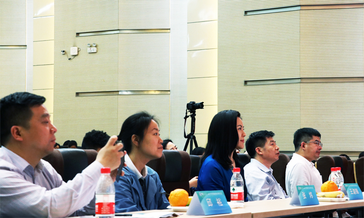 世界生态设计国际学术会议研讨现场，与会嘉宾围坐会议桌交流讨论生态设计议题