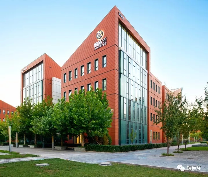 锦连环公司办公大楼红砖建筑外景照片，绿树环绕的现代化办公环境，招聘动向展示工作场所