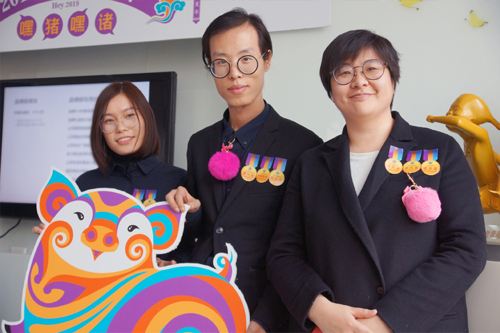 锦连环2018猪年年终表彰大会上两名员工与卡通猪吉祥物形象合影