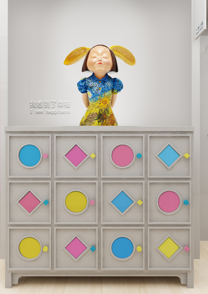 恩济里幼儿园彩色收纳柜上方陈列的幼儿艺术肖像作品装饰展示
