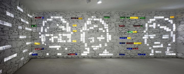 学校室内墙面用彩色小方块拼出笑脸图案，活泼的校园环境装饰设计