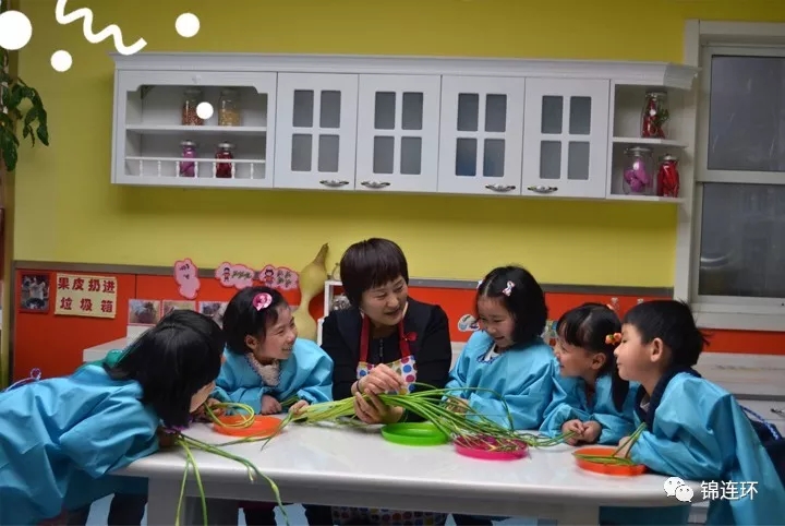 立新幼儿园教师带领小朋友围桌开展蔬菜手工生活体验活动