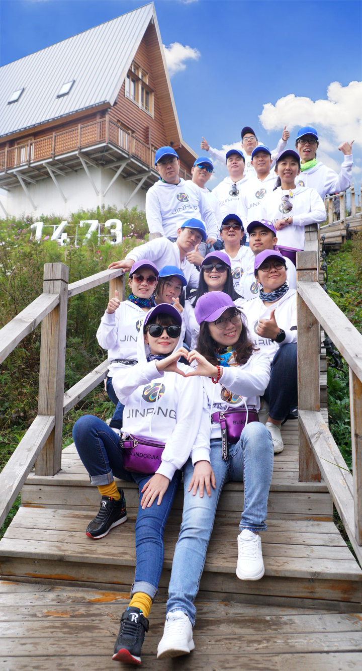锦连环团队成员在1473咖啡屋木台阶上集体合影，文化之旅咖啡站留念