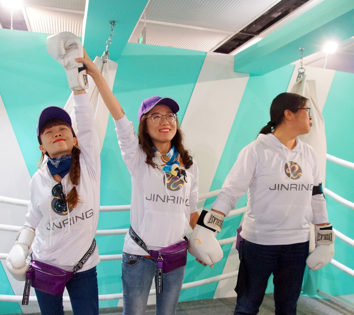 锦连环团队成员在缤纷色彩走廊里摆造型拍照，体验色廊主题打卡