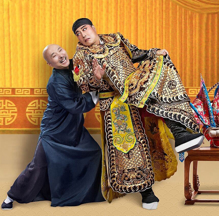 锦连环文化之旅观看陈佩斯团队话剧戏台，两位演员身着戏服登台表演