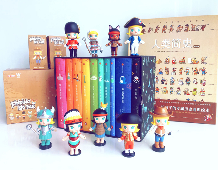 锦连环文创奖品书籍套装与卡通公仔摆件组合展示