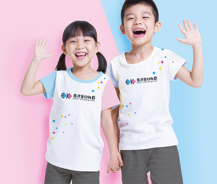 两名幼儿园小朋友身着印有彩色标识的白色文化T恤微笑挥手，展现校园品牌形象