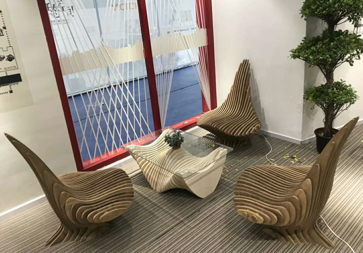 多层板拼接的造型座椅装置，木质艺术家具点缀的校园文化空间