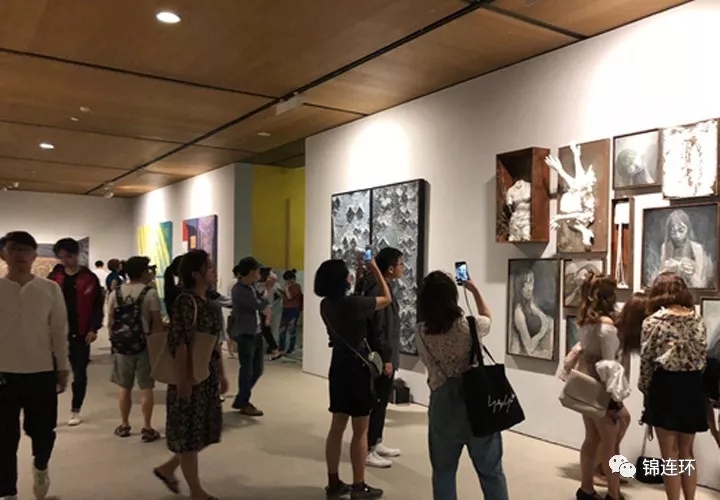 中央美院校史展览现场,校友参观历史照片墙,百年校庆校史回顾展