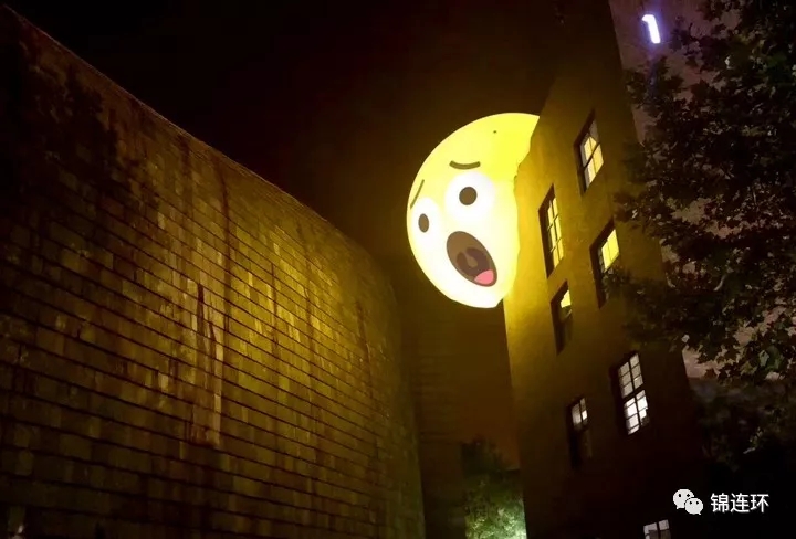 中央美院夜晚墙面黄色表情灯光投影装置,百年校庆校园夜景氛围营造