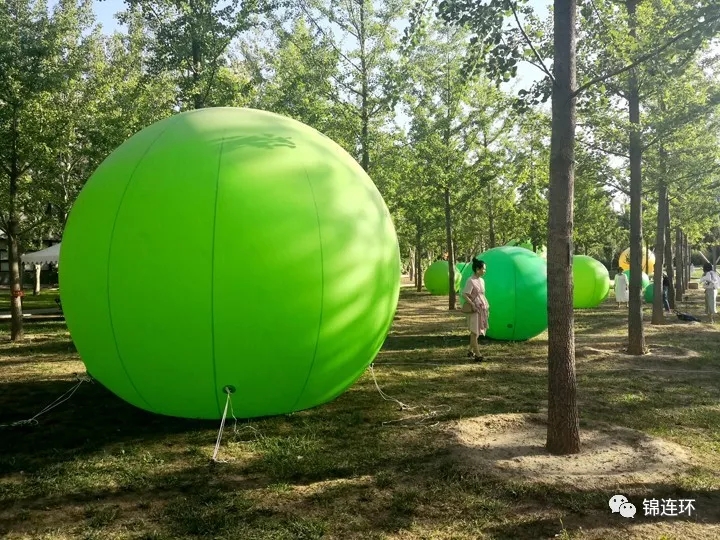 中央美院草坪绿色巨型圆球装置艺术,百年校庆校园环境景观布置