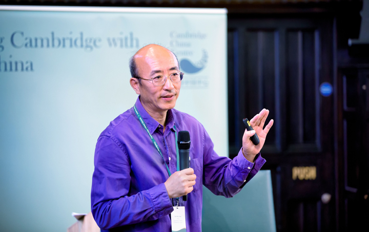 剑桥中国中心发布会嘉宾手持话筒演讲，分享现场，品牌发布活动现场