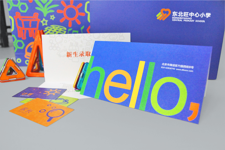 东北旺中心小学hello主题录取卡片与文创铺陈,缤纷涂鸦风格彰显校园品牌活力