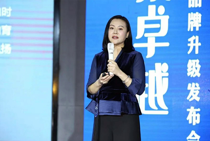 主讲嘉宾在厦门英才学校品牌升级发布会上演讲，背景大屏展示升级主题，解析教育品牌设计全过程